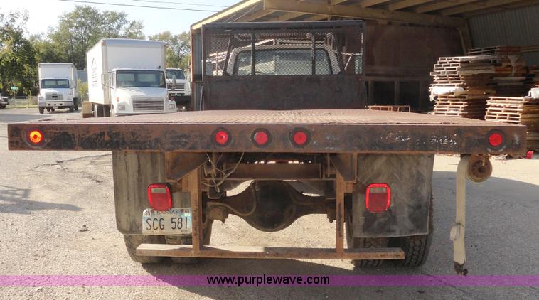 image for item A3227 1995 Ford F700 flatbed truck