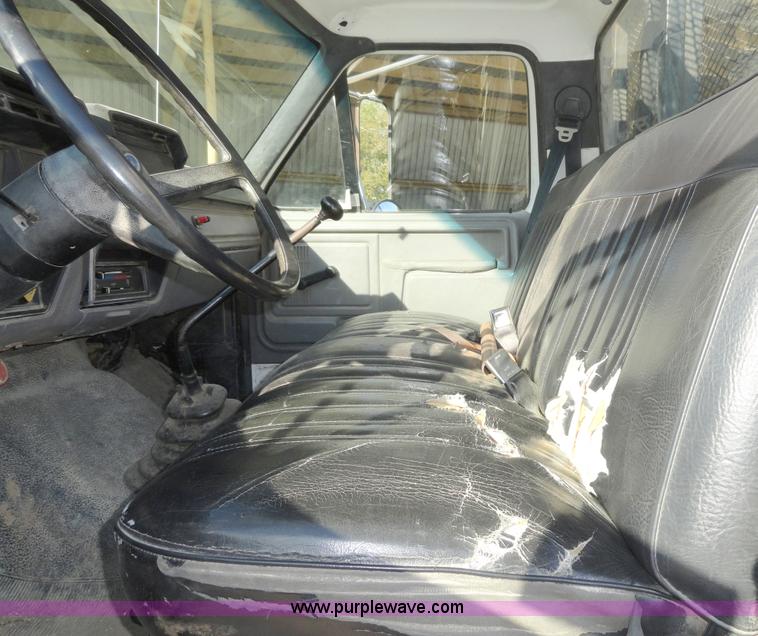 image for item A3227 1995 Ford F700 flatbed truck