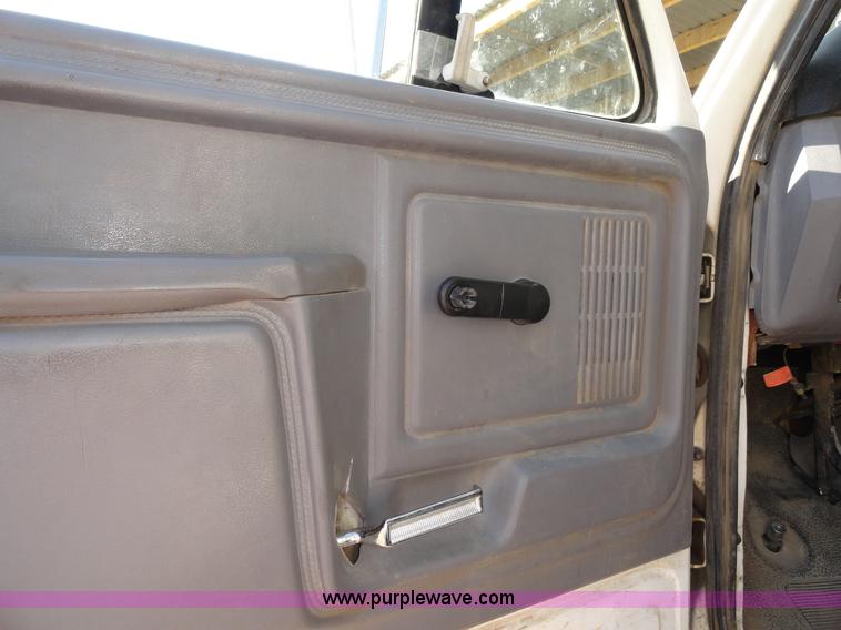 image for item A3227 1995 Ford F700 flatbed truck