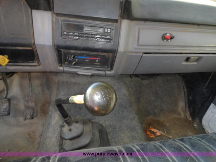 image for item A3227 1995 Ford F700 flatbed truck