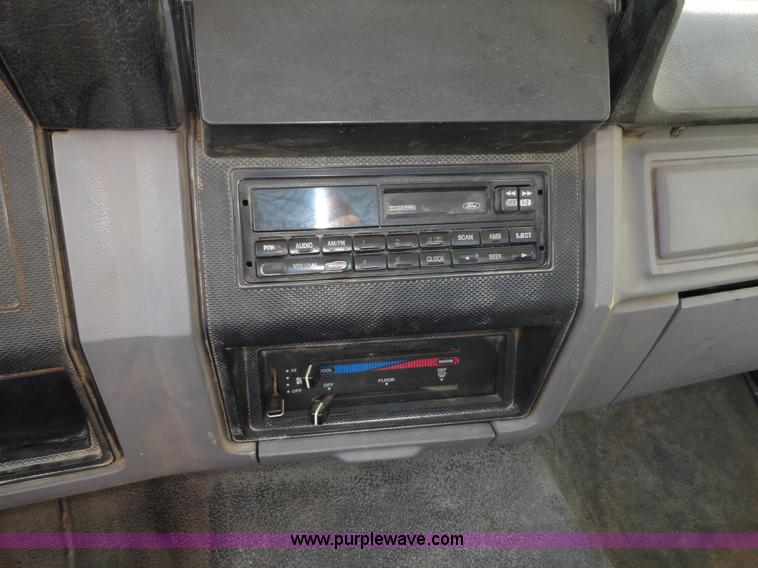 image for item A3227 1995 Ford F700 flatbed truck