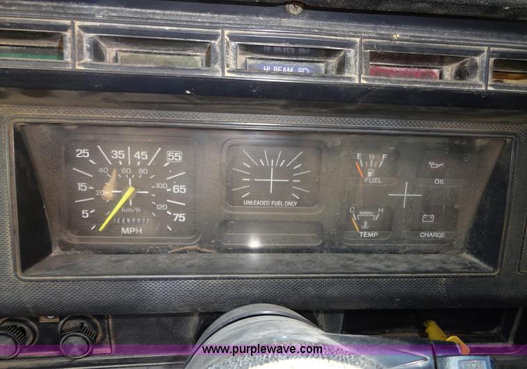 image for item A3227 1995 Ford F700 flatbed truck