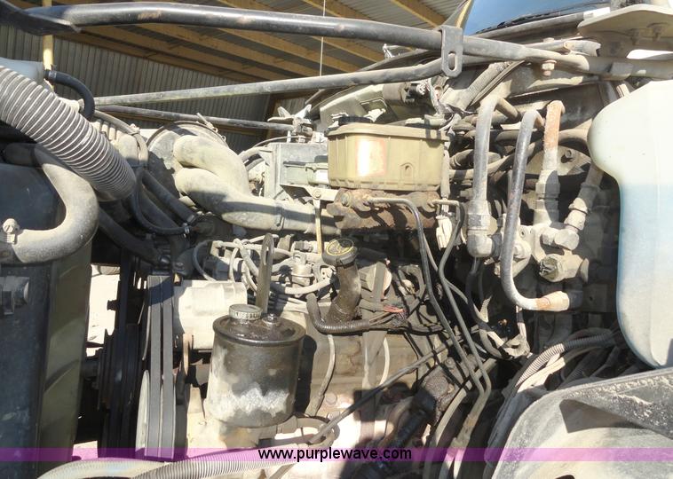 image for item A3227 1995 Ford F700 flatbed truck