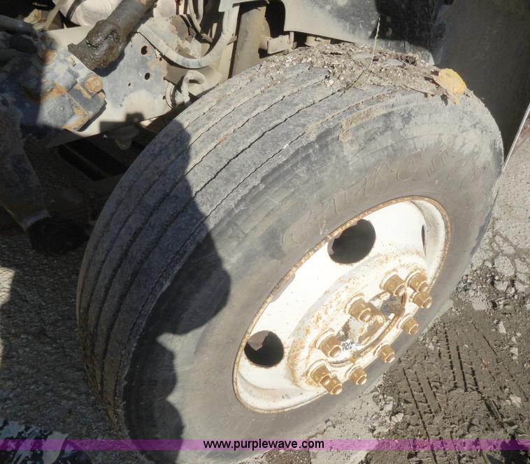 image for item A3227 1995 Ford F700 flatbed truck