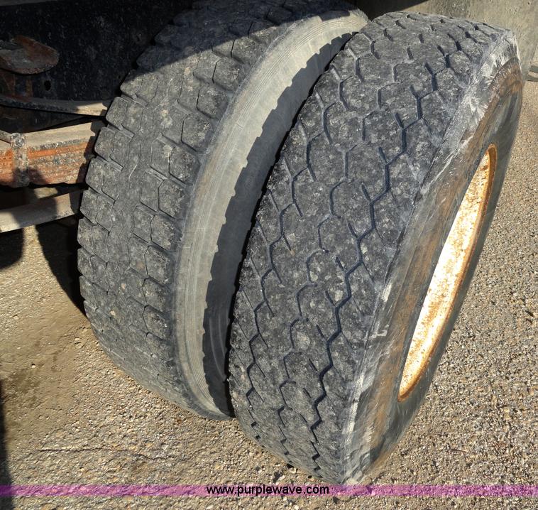 image for item A3227 1995 Ford F700 flatbed truck