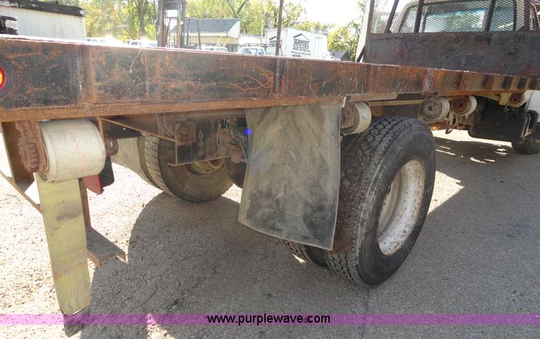 image for item A3227 1995 Ford F700 flatbed truck