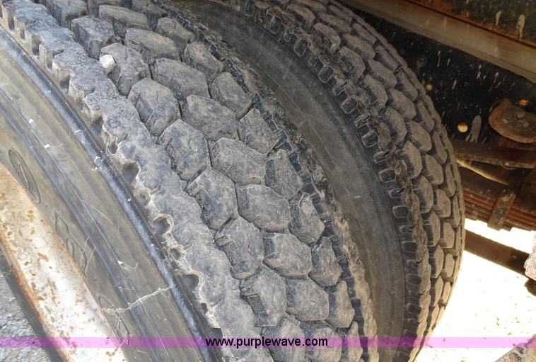 image for item A3227 1995 Ford F700 flatbed truck