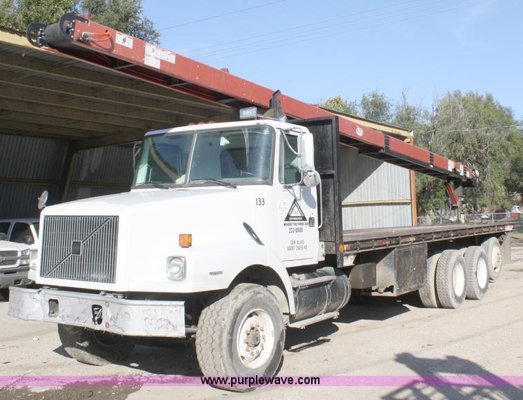 image for item A3228 2001 Volvo WG conveyor truck