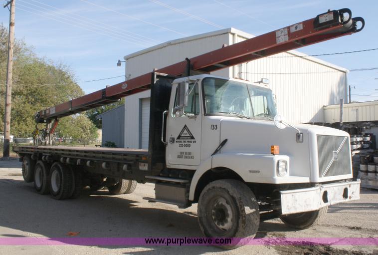 image for item A3228 2001 Volvo WG conveyor truck