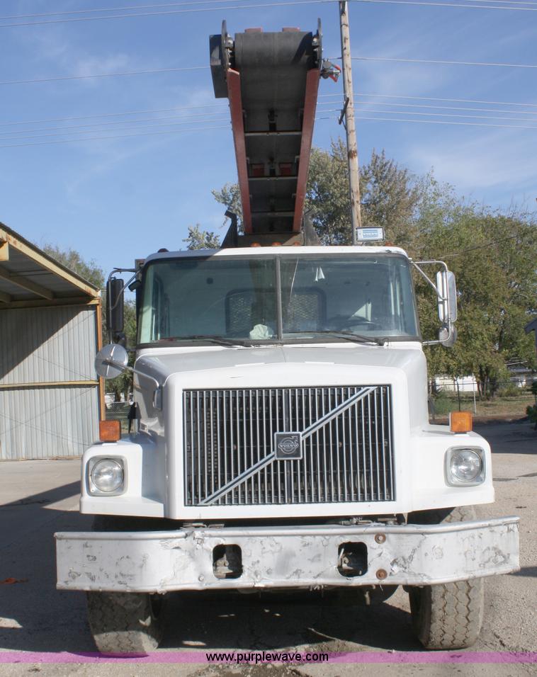 image for item A3228 2001 Volvo WG conveyor truck