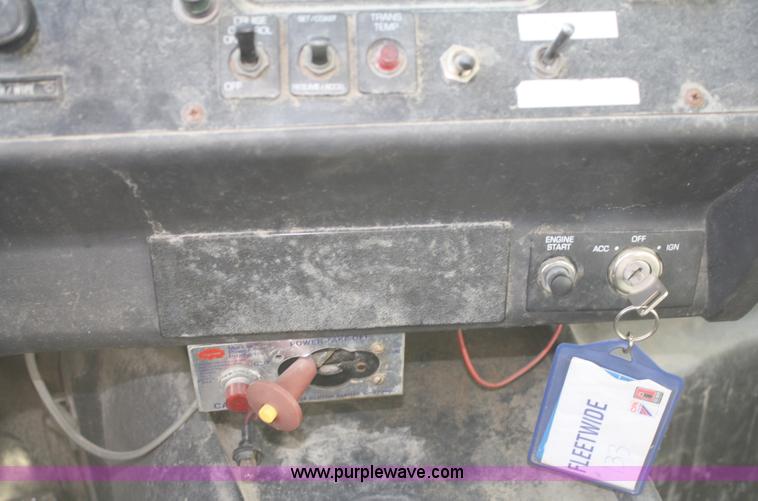 image for item A3228 2001 Volvo WG conveyor truck