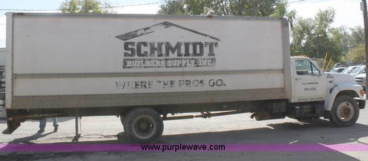 image for item A3237 1995 Ford F800 box truck