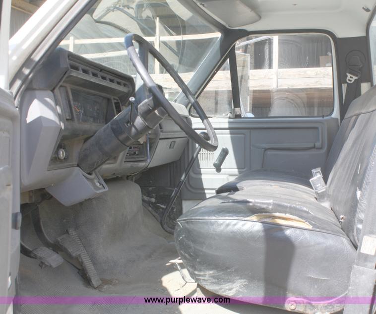 image for item A3237 1995 Ford F800 box truck