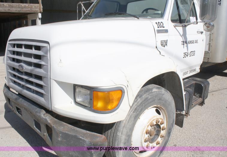 image for item A3237 1995 Ford F800 box truck