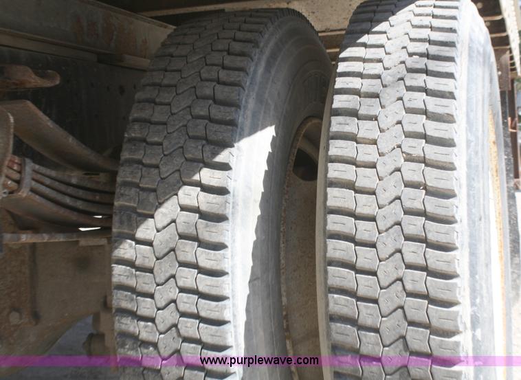 image for item A3237 1995 Ford F800 box truck