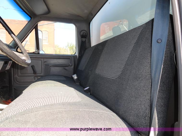 image for item A3253 1998 Ford F700 box truck