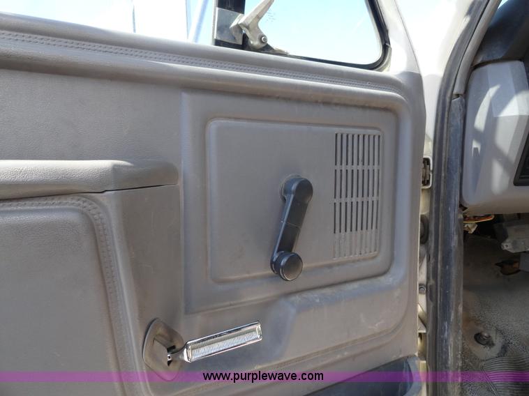 image for item A3253 1998 Ford F700 box truck