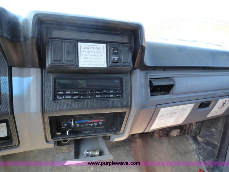 image for item A3253 1998 Ford F700 box truck