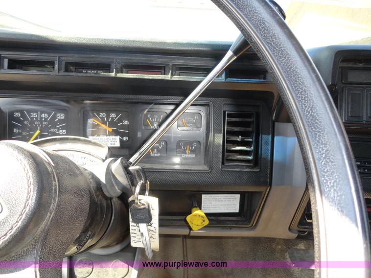 image for item A3253 1998 Ford F700 box truck