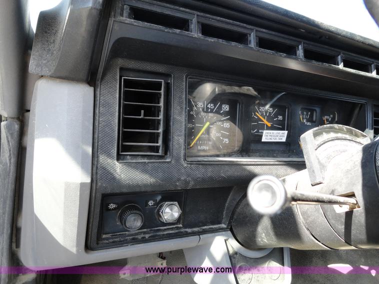 image for item A3253 1998 Ford F700 box truck