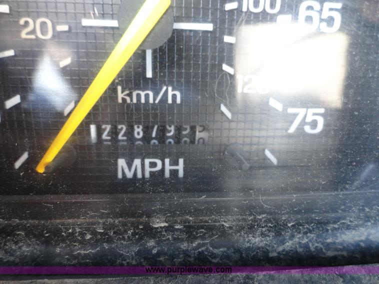 image for item A3253 1998 Ford F700 box truck