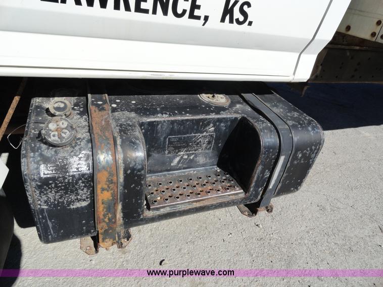 image for item A3253 1998 Ford F700 box truck