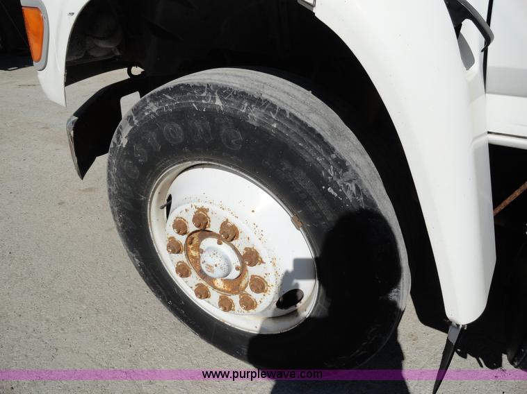 image for item A3253 1998 Ford F700 box truck