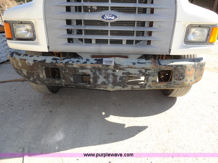 image for item A3253 1998 Ford F700 box truck