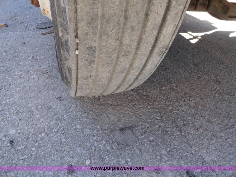 image for item A3253 1998 Ford F700 box truck