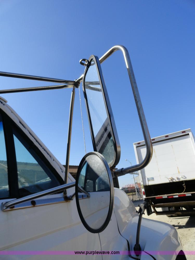 image for item A3253 1998 Ford F700 box truck