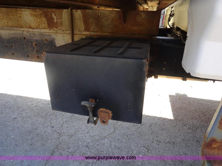 image for item A3253 1998 Ford F700 box truck