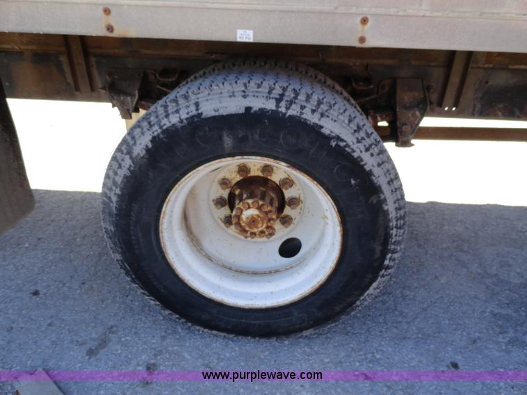 image for item A3253 1998 Ford F700 box truck