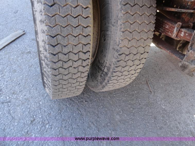 image for item A3253 1998 Ford F700 box truck