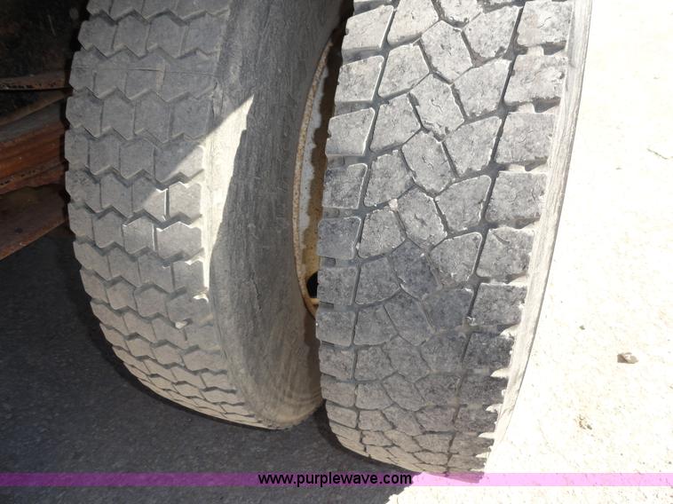 image for item A3253 1998 Ford F700 box truck