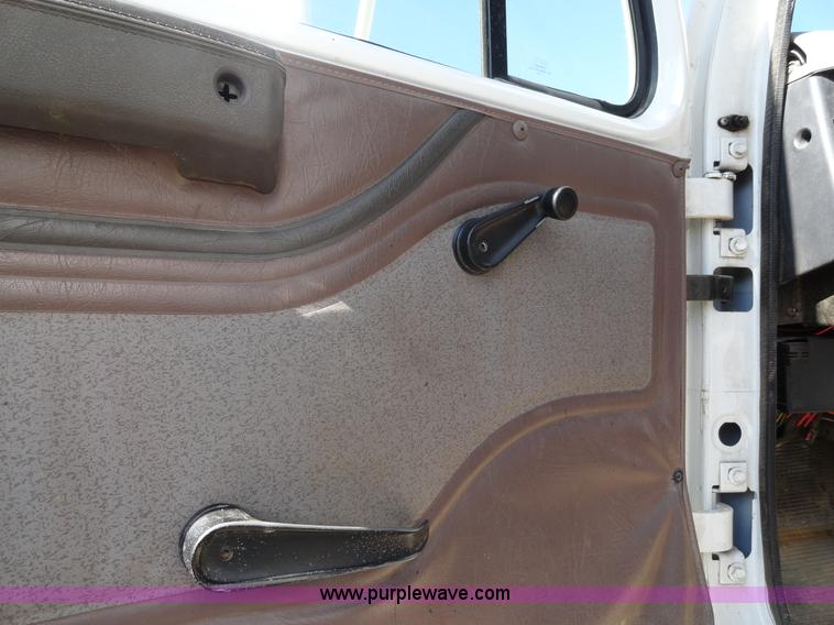 image for item A3254 1999 International 4900 box truck