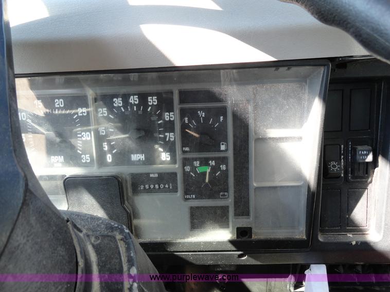 image for item A3254 1999 International 4900 box truck