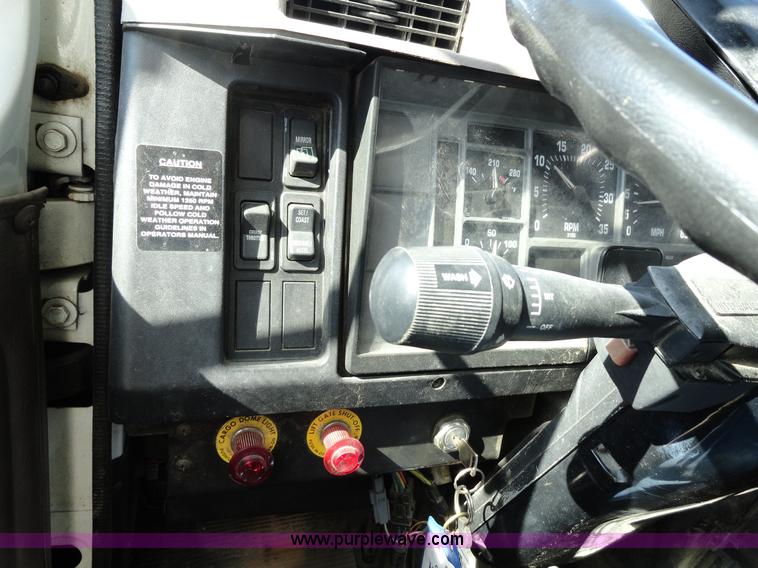 image for item A3254 1999 International 4900 box truck