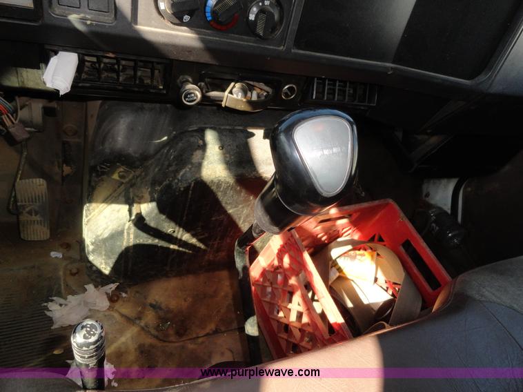 image for item A3254 1999 International 4900 box truck