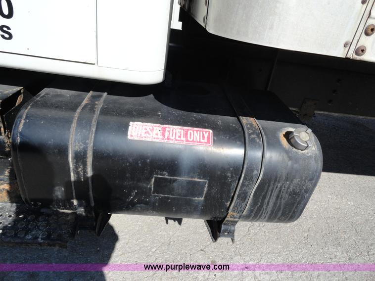 image for item A3254 1999 International 4900 box truck