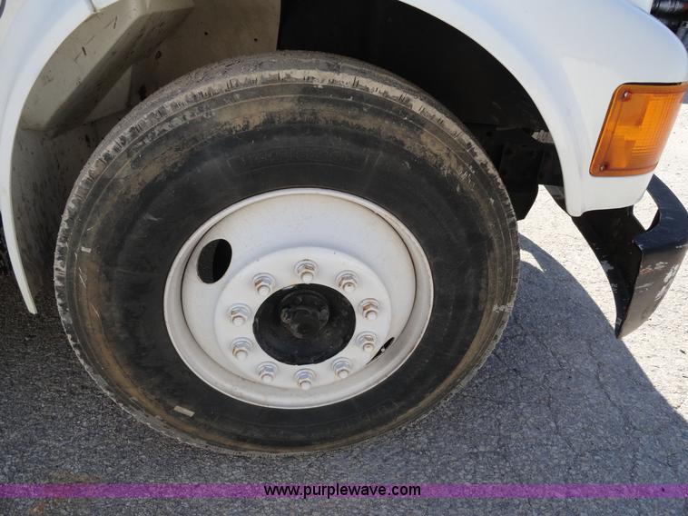 image for item A3254 1999 International 4900 box truck