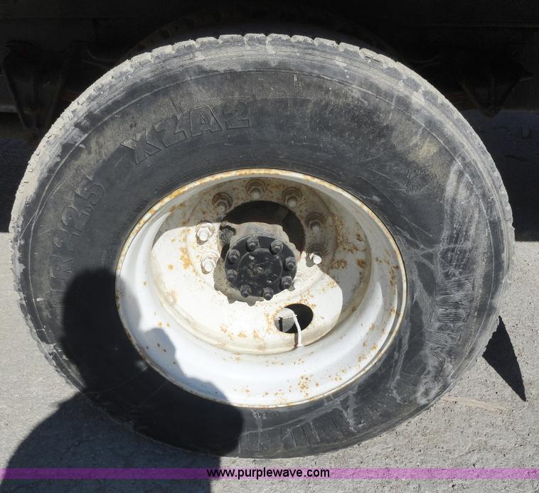 image for item A3254 1999 International 4900 box truck