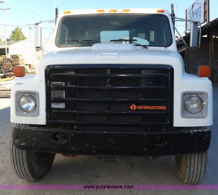 image for item A3259 1989 International 1954 flatbed truck
