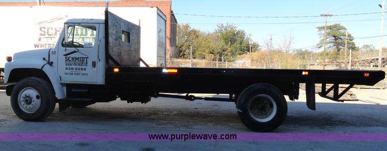 image for item A3259 1989 International 1954 flatbed truck