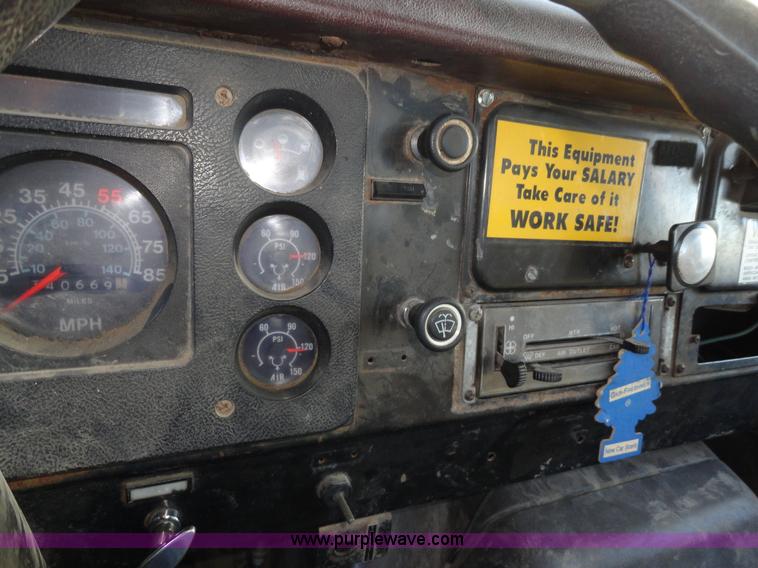 image for item A3259 1989 International 1954 flatbed truck