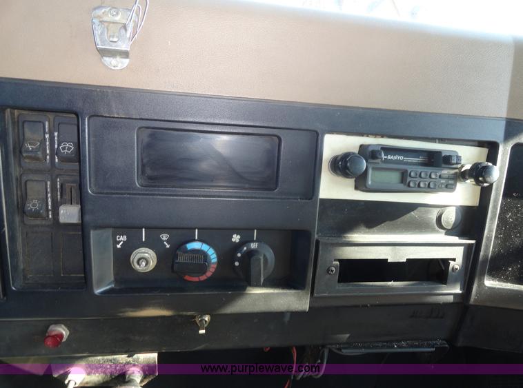 image for item A3241 1992 International 4600 4x2 dump truck