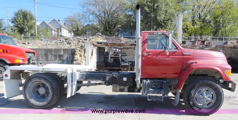 image for item A3256 1997 Ford F800 Super Duty truck