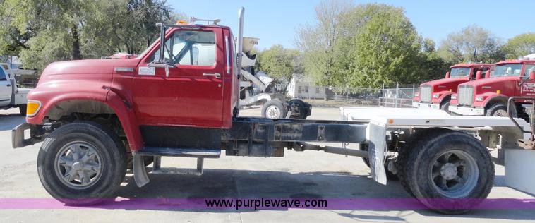 image for item A3256 1997 Ford F800 Super Duty truck