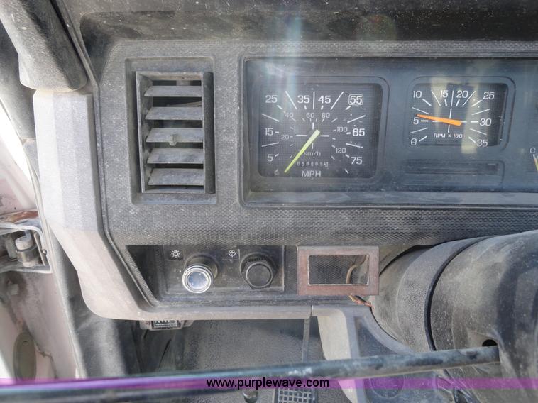 image for item A3256 1997 Ford F800 Super Duty truck