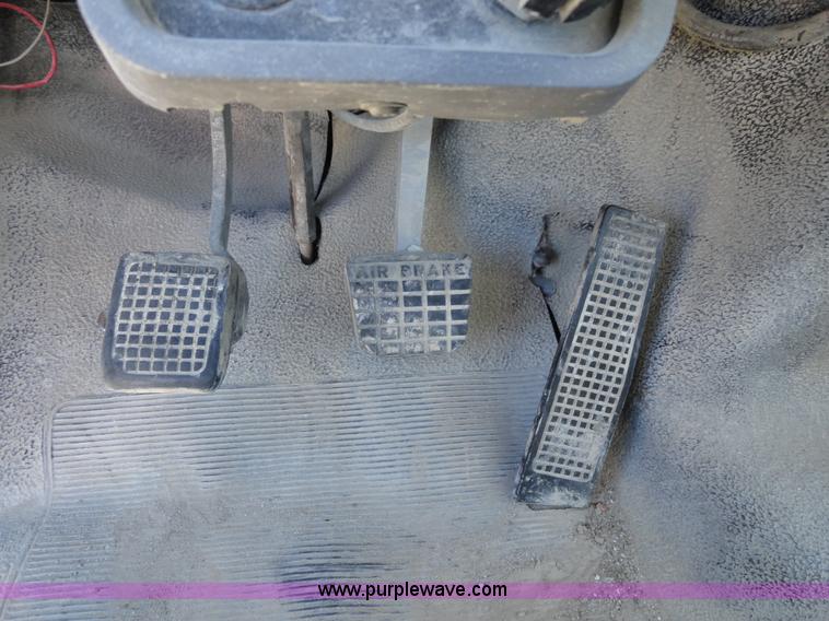 image for item A3256 1997 Ford F800 Super Duty truck