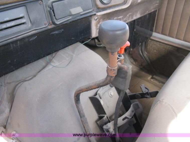 image for item A4392 1982 International 1954 service truck